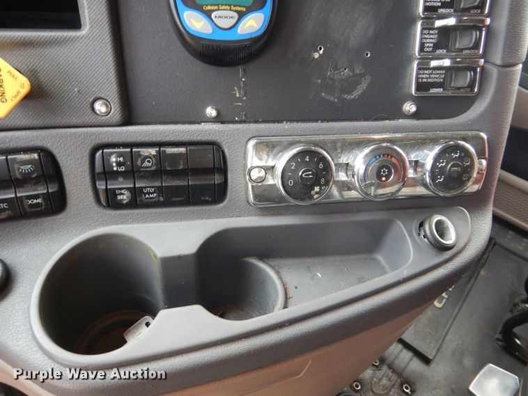 image for item EC9080 2013 Freightliner Cascadia semi truck