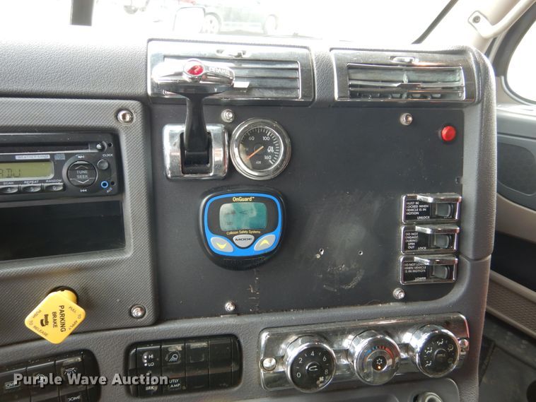 image for item EC9080 2013 Freightliner Cascadia semi truck