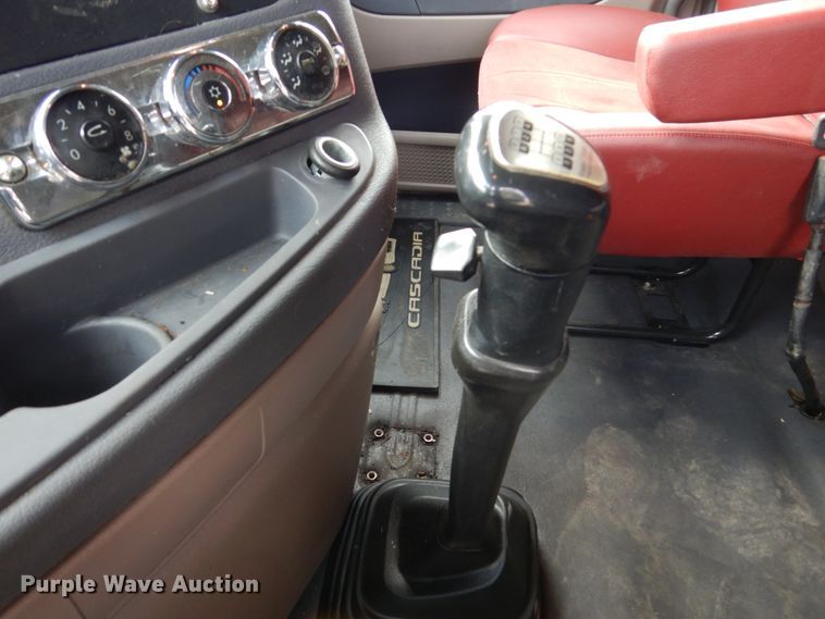 image for item EC9080 2013 Freightliner Cascadia semi truck