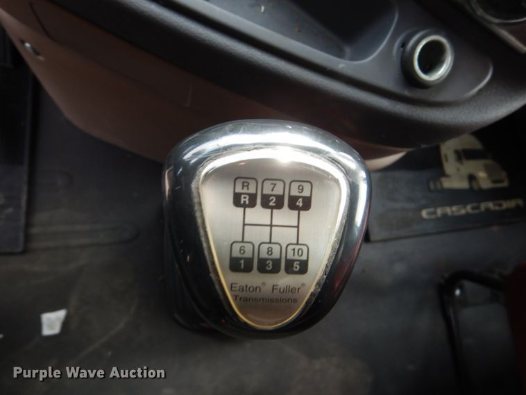 image for item EC9080 2013 Freightliner Cascadia semi truck