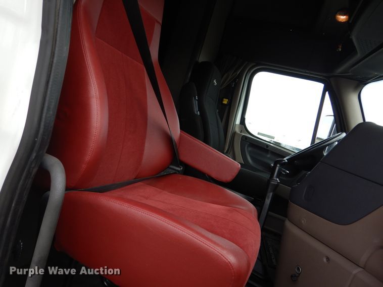 image for item EC9080 2013 Freightliner Cascadia semi truck