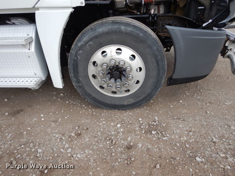 image for item EC9080 2013 Freightliner Cascadia semi truck