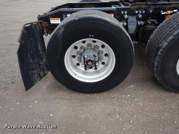 image for item EC9080 2013 Freightliner Cascadia semi truck