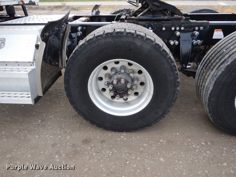 image for item EC9080 2013 Freightliner Cascadia semi truck