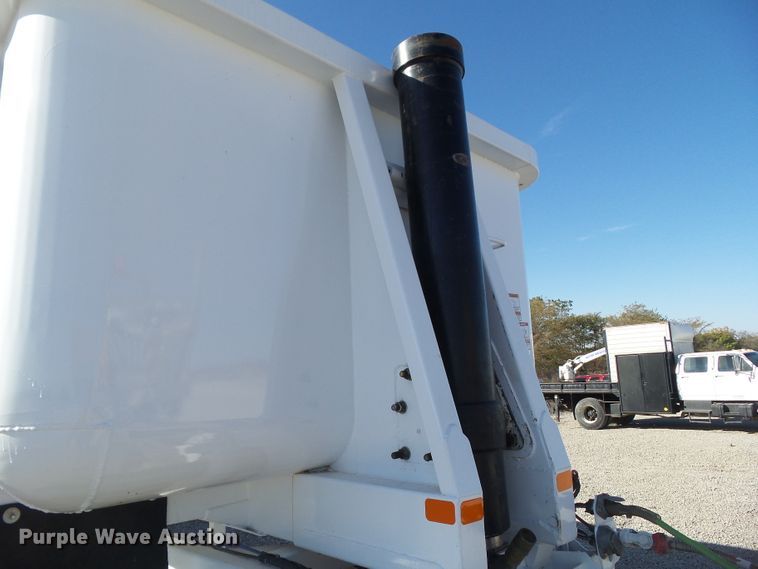 image for item EM9231 2004 Clement HL3034 end dump trailer