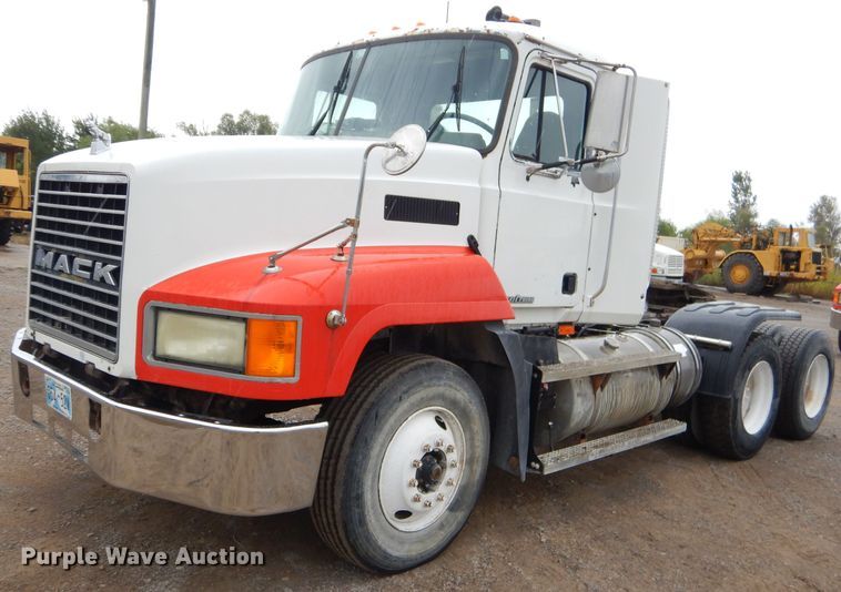 image for item EY9330 2002 Mack CH600 semi truck
