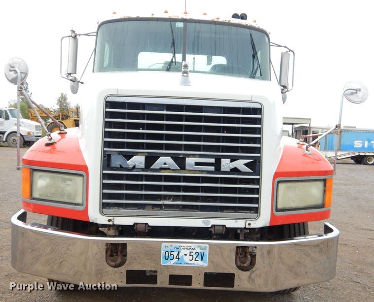 image for item EY9330 2002 Mack CH600 semi truck