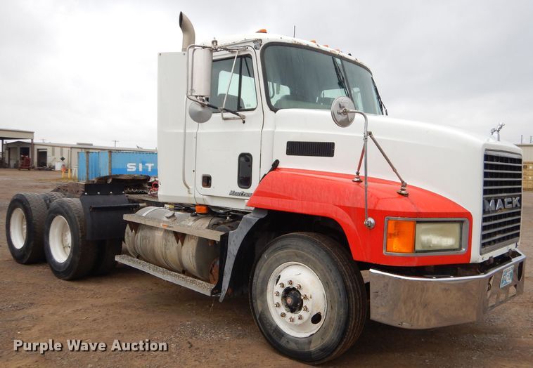 image for item EY9330 2002 Mack CH600 semi truck