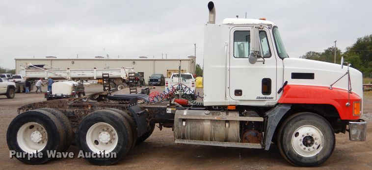 image for item EY9330 2002 Mack CH600 semi truck