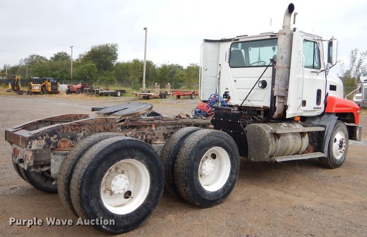 image for item EY9330 2002 Mack CH600 semi truck