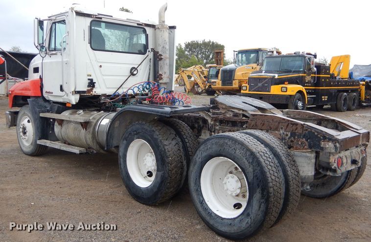 image for item EY9330 2002 Mack CH600 semi truck