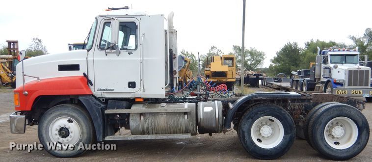 image for item EY9330 2002 Mack CH600 semi truck