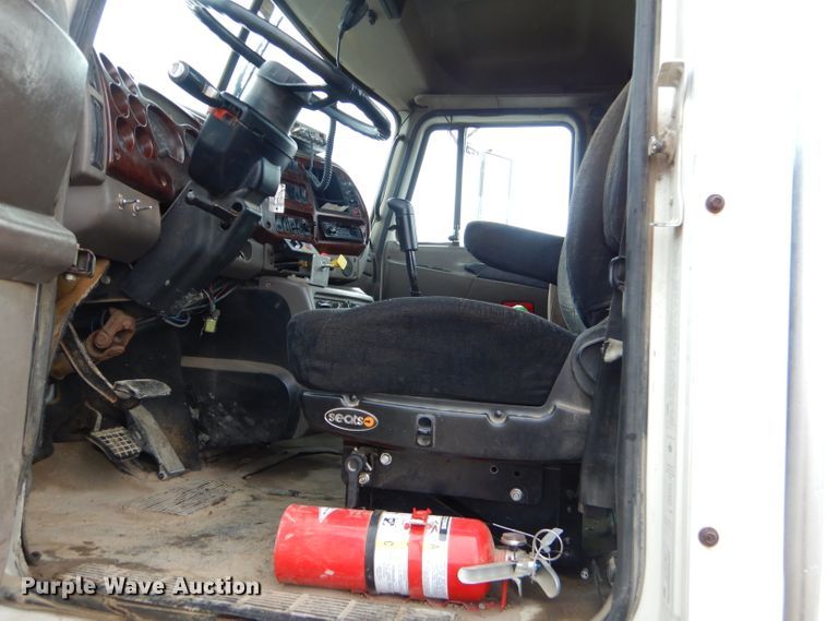 image for item EY9330 2002 Mack CH600 semi truck