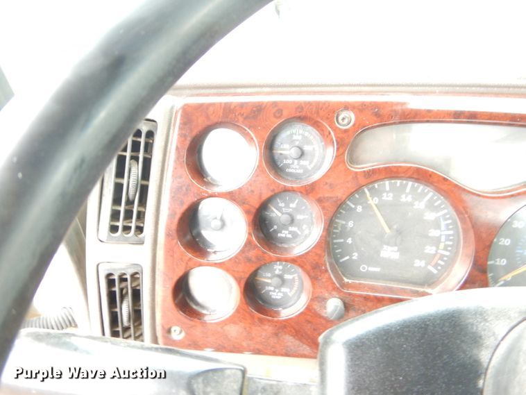 image for item EY9330 2002 Mack CH600 semi truck