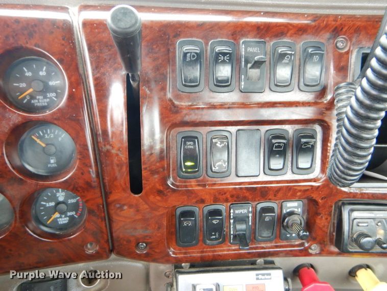 image for item EY9330 2002 Mack CH600 semi truck