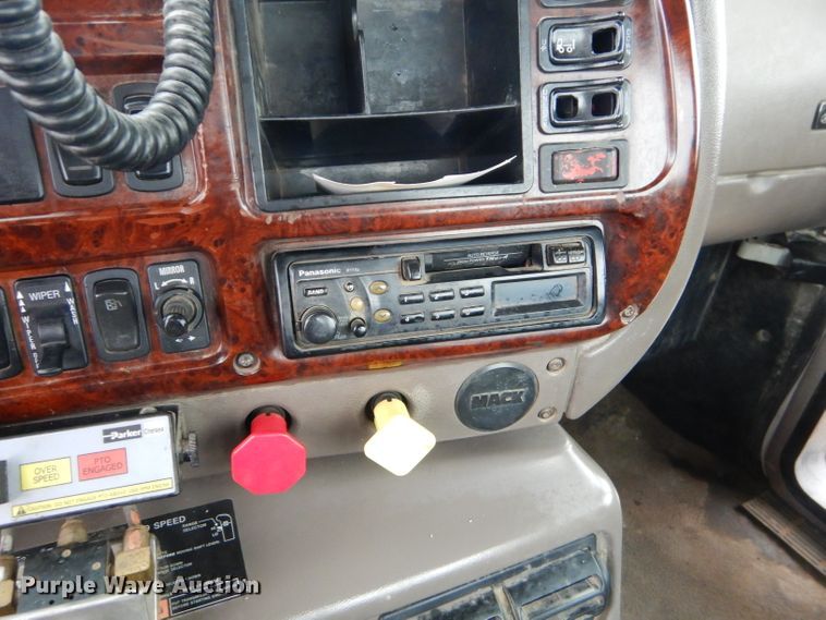 image for item EY9330 2002 Mack CH600 semi truck