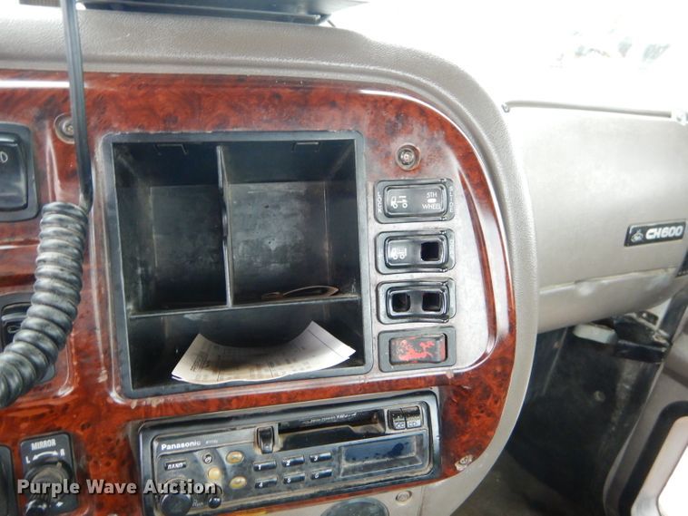 image for item EY9330 2002 Mack CH600 semi truck