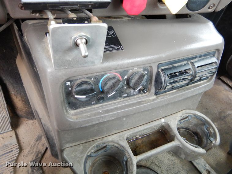 image for item EY9330 2002 Mack CH600 semi truck