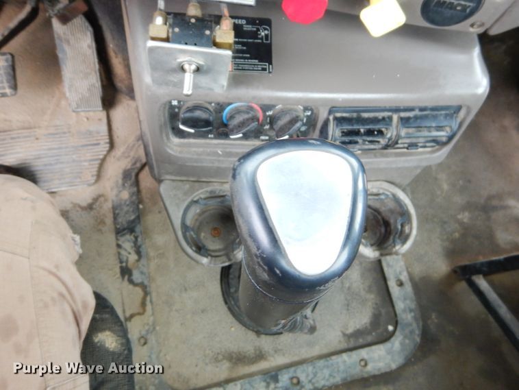 image for item EY9330 2002 Mack CH600 semi truck