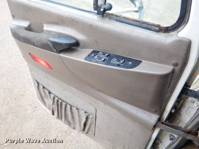 image for item EY9330 2002 Mack CH600 semi truck