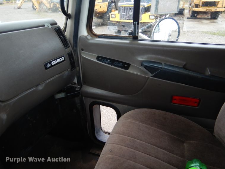 image for item EY9330 2002 Mack CH600 semi truck