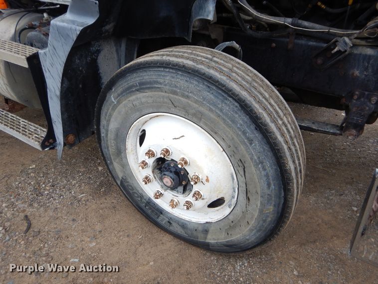 image for item EY9330 2002 Mack CH600 semi truck