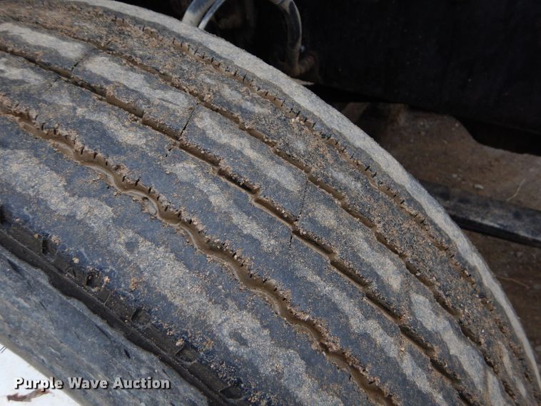 image for item EY9330 2002 Mack CH600 semi truck