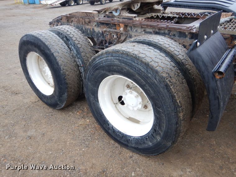 image for item EY9330 2002 Mack CH600 semi truck