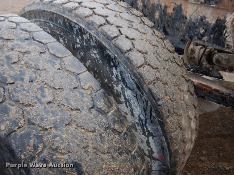 image for item EY9330 2002 Mack CH600 semi truck