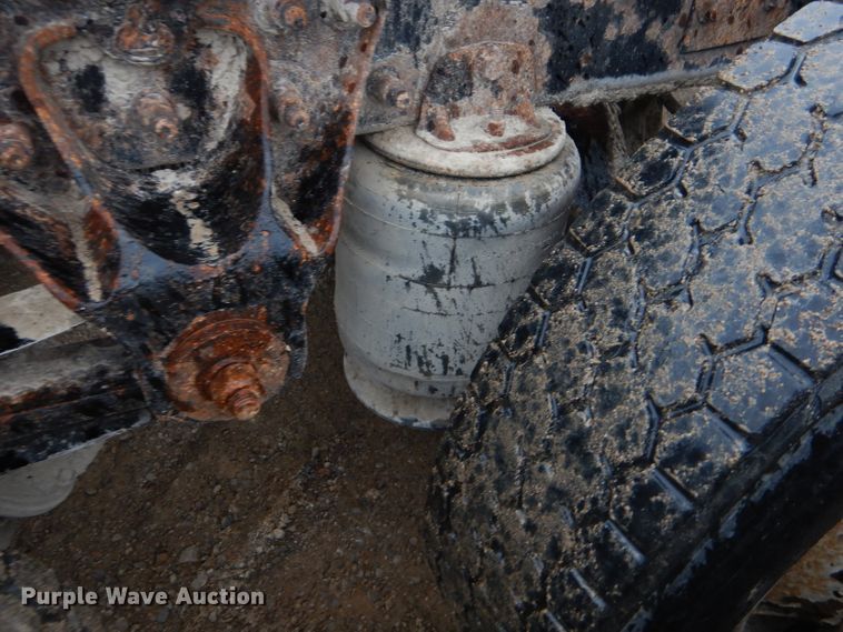 image for item EY9330 2002 Mack CH600 semi truck