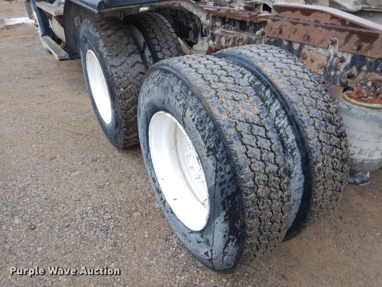 image for item EY9330 2002 Mack CH600 semi truck