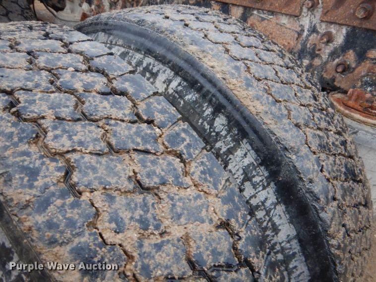 image for item EY9330 2002 Mack CH600 semi truck