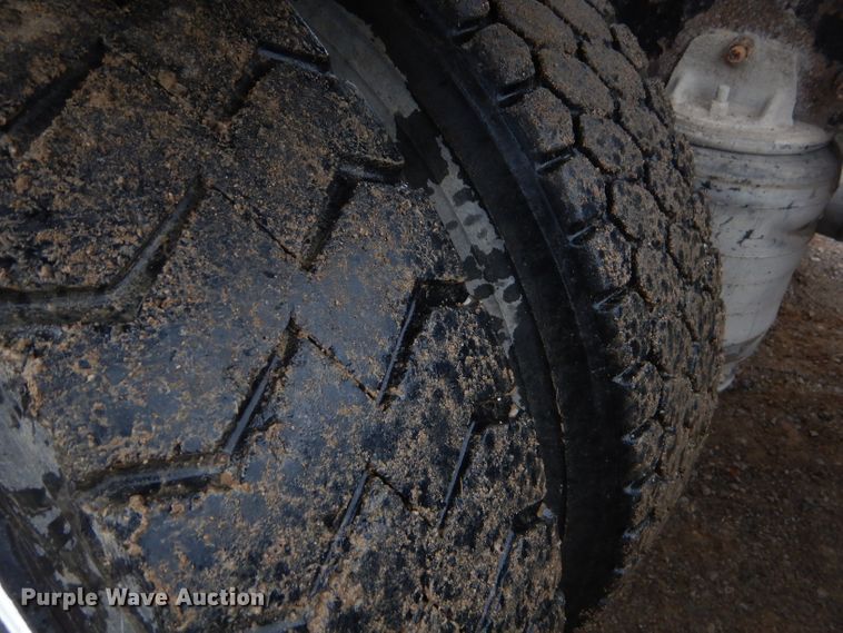 image for item EY9330 2002 Mack CH600 semi truck