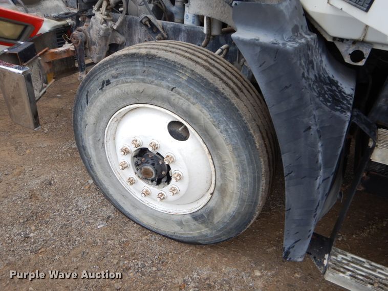 image for item EY9330 2002 Mack CH600 semi truck