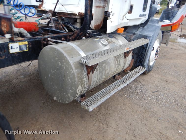 image for item EY9330 2002 Mack CH600 semi truck