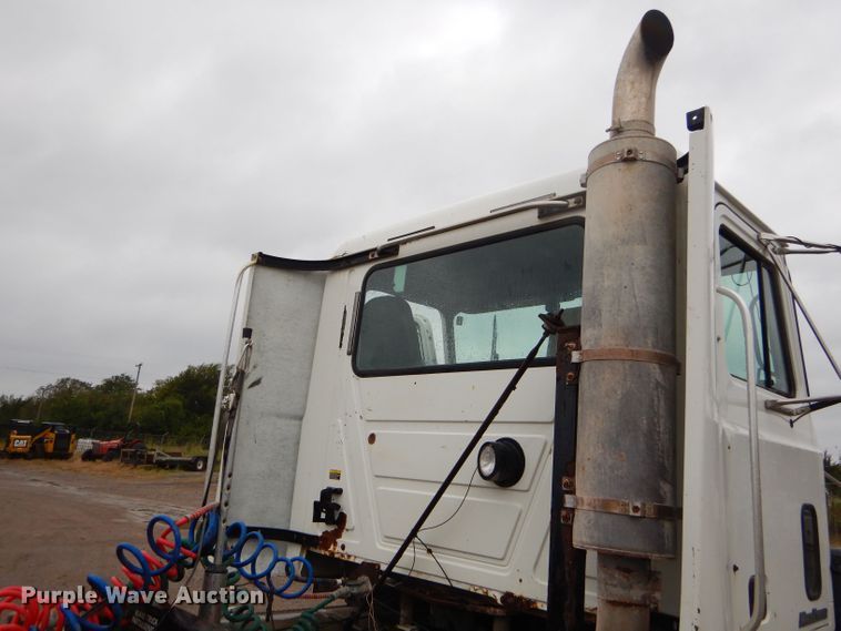 image for item EY9330 2002 Mack CH600 semi truck