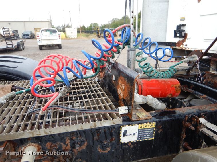 image for item EY9330 2002 Mack CH600 semi truck