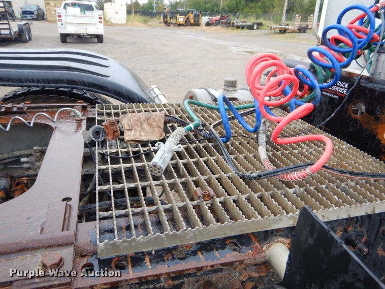 image for item EY9330 2002 Mack CH600 semi truck