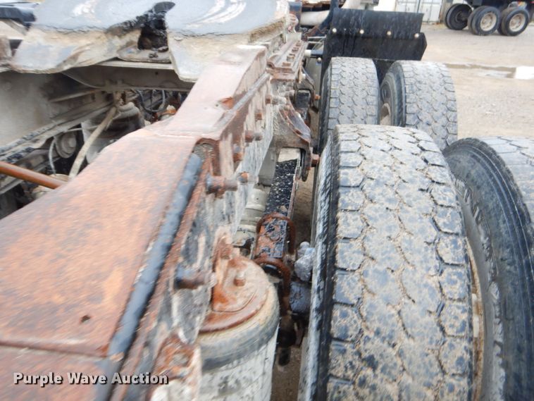 image for item EY9330 2002 Mack CH600 semi truck