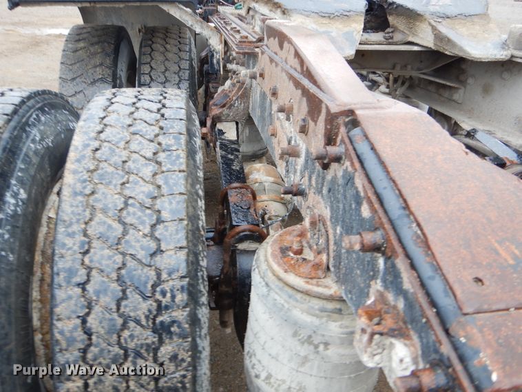 image for item EY9330 2002 Mack CH600 semi truck