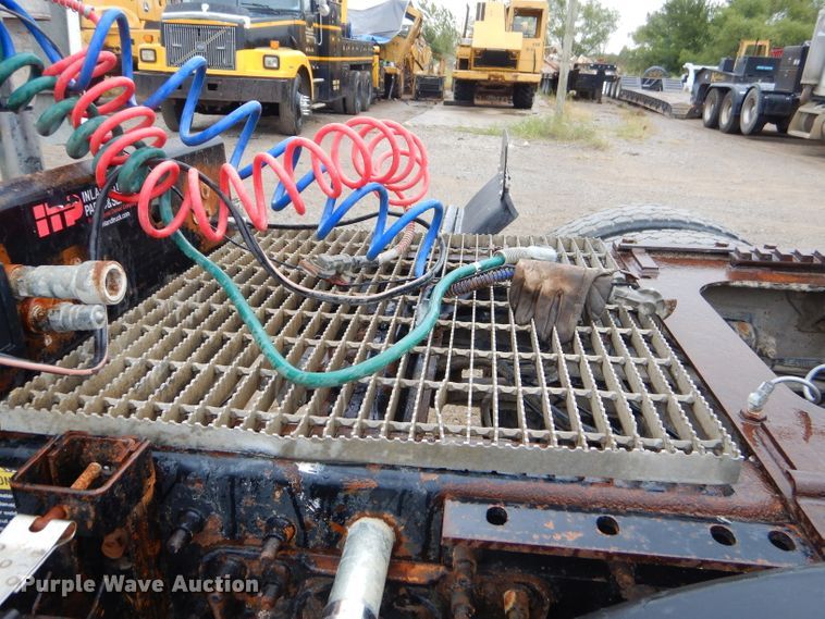 image for item EY9330 2002 Mack CH600 semi truck