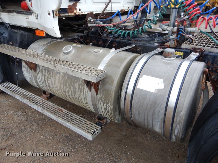 image for item EY9330 2002 Mack CH600 semi truck