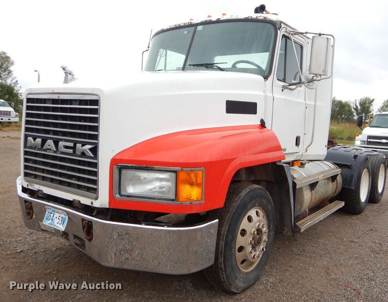 image for item EY9331 2002 Mack CH600 semi truck