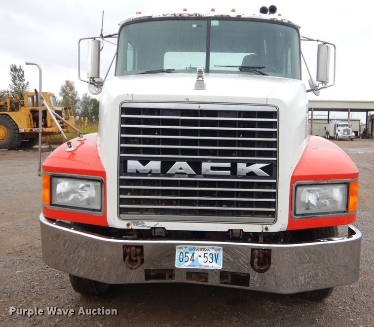 image for item EY9331 2002 Mack CH600 semi truck