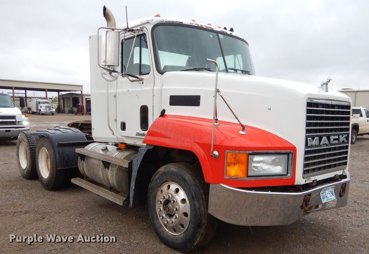 image for item EY9331 2002 Mack CH600 semi truck