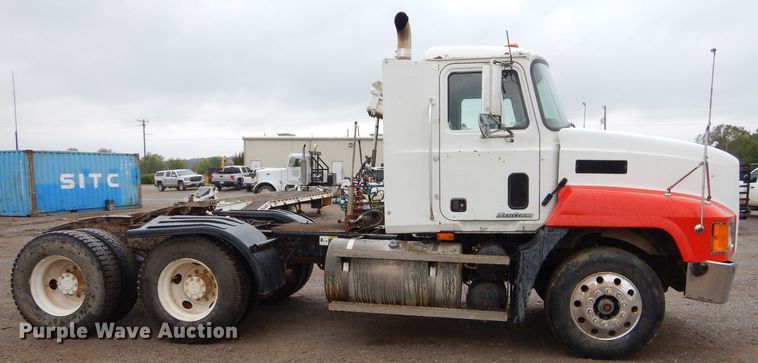 image for item EY9331 2002 Mack CH600 semi truck