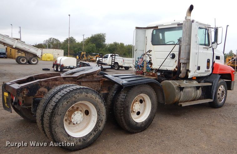 image for item EY9331 2002 Mack CH600 semi truck