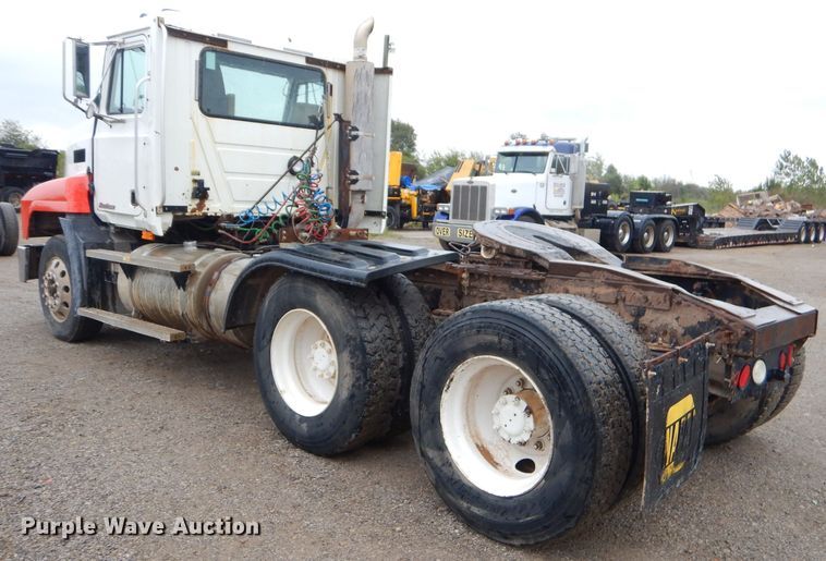 image for item EY9331 2002 Mack CH600 semi truck