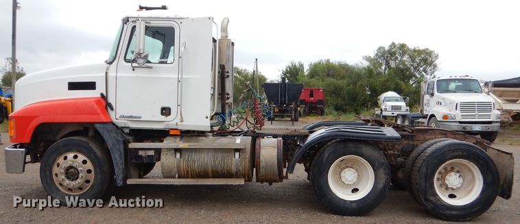 image for item EY9331 2002 Mack CH600 semi truck