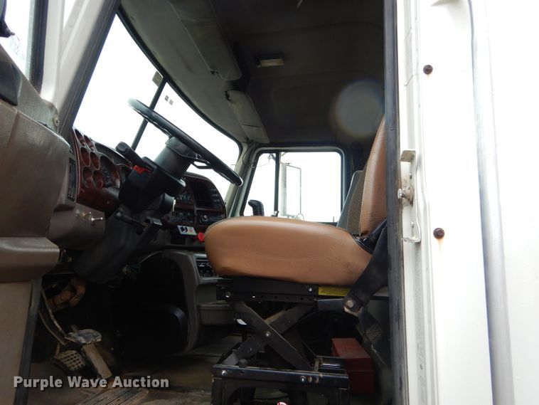 image for item EY9331 2002 Mack CH600 semi truck